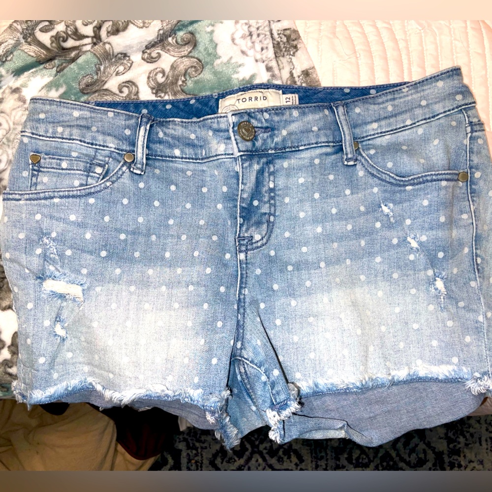 🖤 TORRID — like-NEW 3.5” denim shorts *MINT condition*